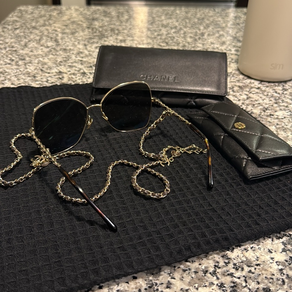 Chanel CC interlocking butterfly Sunglasses with chain - Picture 5 of 13